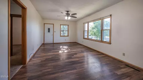 207 11th Ave NE, Mandan, ND 58554 photo 4