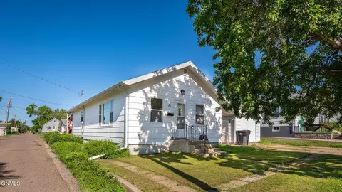 207 11th Ave NE, Mandan, ND 58554 photo 1