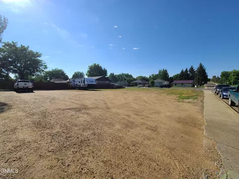 9 9th St E, Dickinson, ND 58601 photo 2
