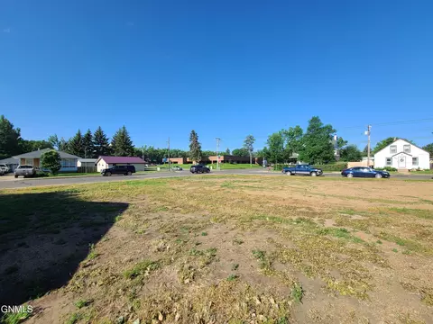 9 9th St E, Dickinson, ND 58601 photo 5