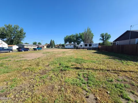 9 9th St E, Dickinson, ND 58601 photo 6