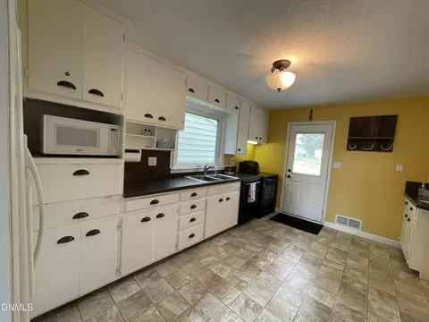1309 Divide Ave E, Bismarck, ND 58501 photo 4