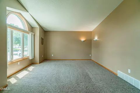 440 Stuttgart Dr, Bismarck, ND 58504 photo 4