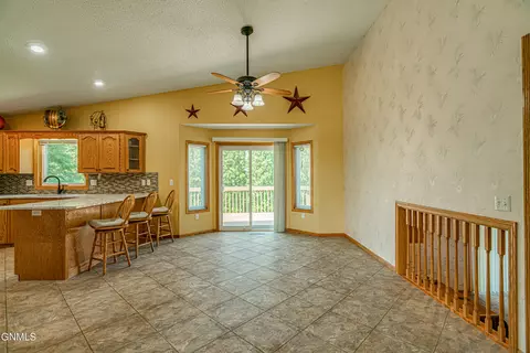 440 Stuttgart Dr, Bismarck, ND 58504 photo 8