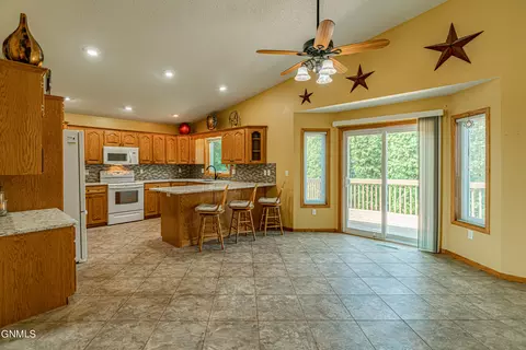 440 Stuttgart Dr, Bismarck, ND 58504 photo 9
