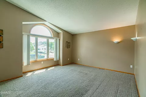 440 Stuttgart Dr, Bismarck, ND 58504 photo 6