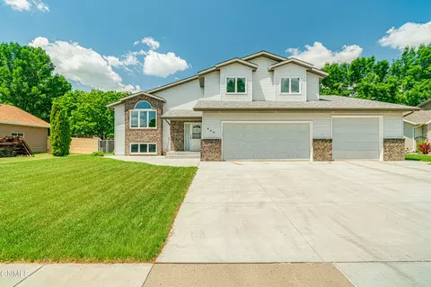 440 Stuttgart Dr, Bismarck, ND 58504 photo 1