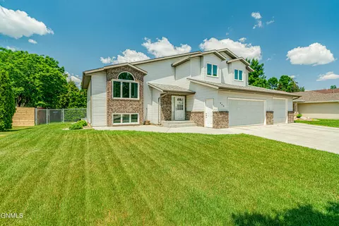 440 Stuttgart Dr, Bismarck, ND 58504 photo 2