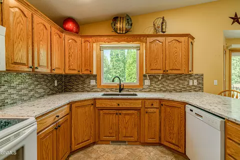 440 Stuttgart Dr, Bismarck, ND 58504 photo 13