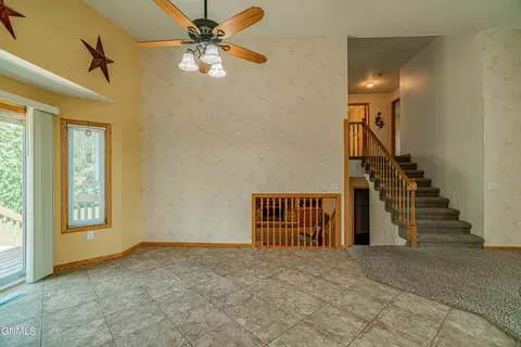 440 Stuttgart Dr, Bismarck, ND 58504 photo 18
