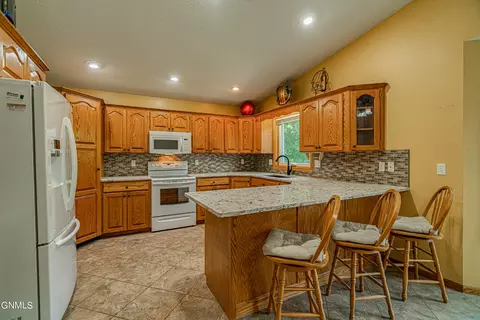 440 Stuttgart Dr, Bismarck, ND 58504 photo 11