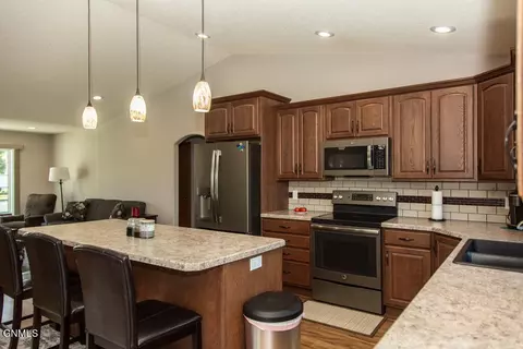 2413 La Corte Loop, Bismarck, ND 58503 photo 15