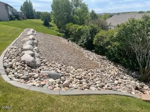 2413 La Corte Loop, Bismarck, ND 58503 photo 4