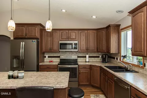 2413 La Corte Loop, Bismarck, ND 58503 photo 14