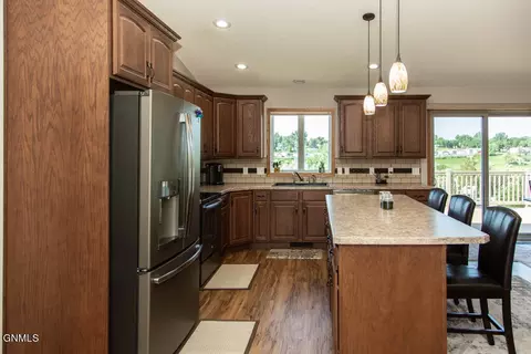 2413 La Corte Loop, Bismarck, ND 58503 photo 7