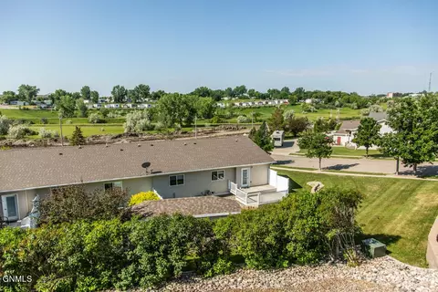 2413 La Corte Loop, Bismarck, ND 58503 photo 6