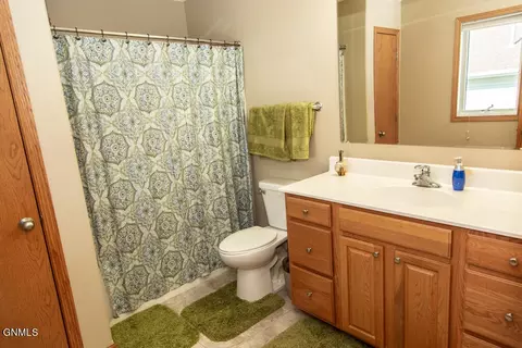 2413 La Corte Loop, Bismarck, ND 58503 photo 27