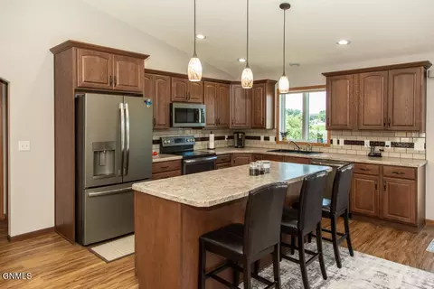 2413 La Corte Loop, Bismarck, ND 58503 photo 8