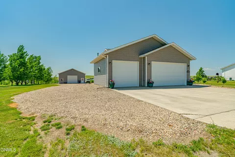 6922 Derek Dr, Bismarck, ND 58504 photo 2