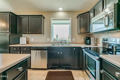 6922 Derek Dr, Bismarck, ND 58504 photo 24