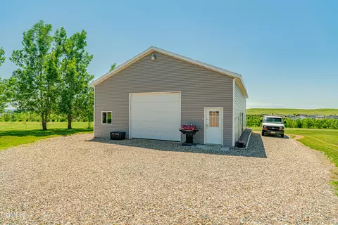 6922 Derek Dr, Bismarck, ND 58504 photo 5