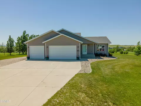 6922 Derek Dr, Bismarck, ND 58504 photo 4