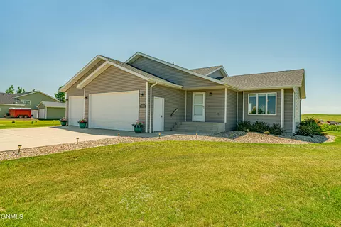 6922 Derek Dr, Bismarck, ND 58504 photo 3