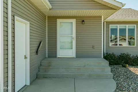 6922 Derek Dr, Bismarck, ND 58504 photo 10