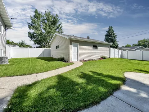 1220 9th Ave W, Williston, ND 58801 photo 35