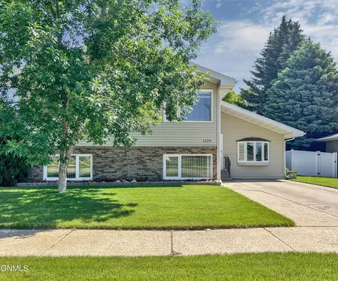 1220 9th Ave W, Williston, ND 58801 photo 1