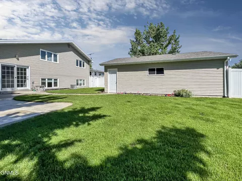 1220 9th Ave W, Williston, ND 58801 photo 34