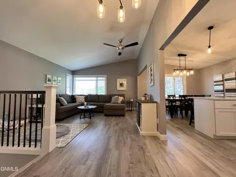 1220 9th Ave W, Williston, ND 58801 photo 10