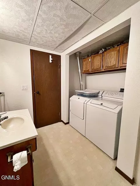 1002 9th Ave W, Williston, ND 58801 photo 33
