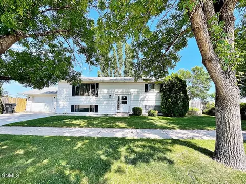 1002 9th Ave W, Williston, ND 58801 photo 1