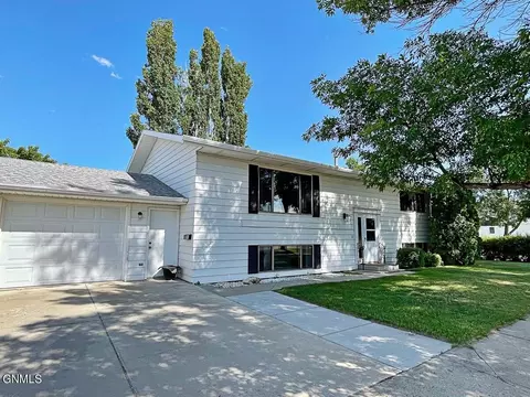 1002 9th Ave W, Williston, ND 58801 photo 2