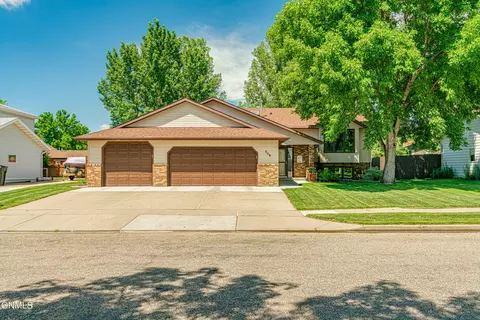 308 Stuttgart Dr, Bismarck, ND 58504 photo 1