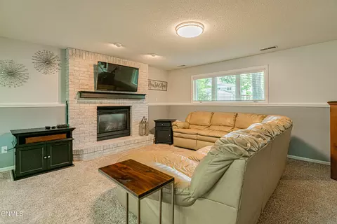 308 Stuttgart Dr, Bismarck, ND 58504 photo 8