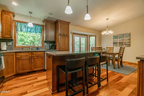 308 Stuttgart Dr, Bismarck, ND 58504 photo 3