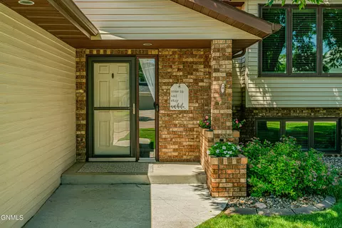 308 Stuttgart Dr, Bismarck, ND 58504 photo 11