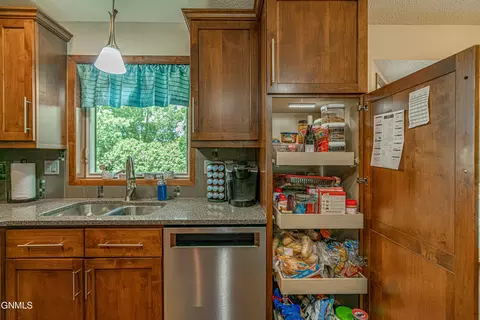 308 Stuttgart Dr, Bismarck, ND 58504 photo 18