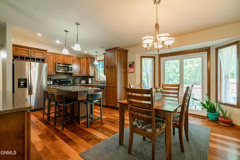308 Stuttgart Dr, Bismarck, ND 58504 photo 2