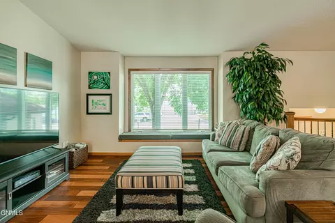 308 Stuttgart Dr, Bismarck, ND 58504 photo 6