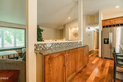 308 Stuttgart Dr, Bismarck, ND 58504 photo 5