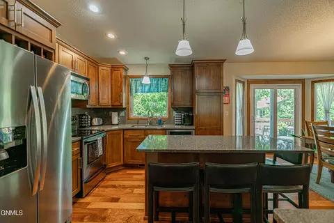 308 Stuttgart Dr, Bismarck, ND 58504 photo 16