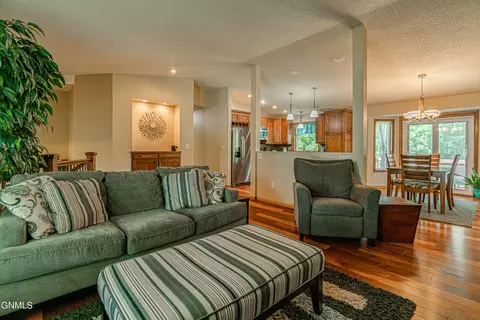 308 Stuttgart Dr, Bismarck, ND 58504 photo 7