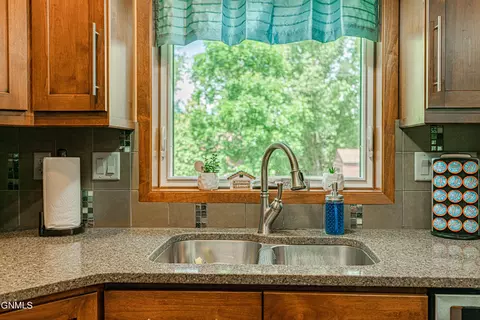 308 Stuttgart Dr, Bismarck, ND 58504 photo 17