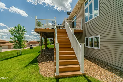 1737 Calgary Loop, Bismarck, ND 58503 photo 5