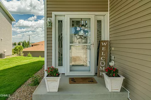1737 Calgary Loop, Bismarck, ND 58503 photo 4