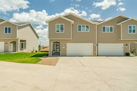 1737 Calgary Loop, Bismarck, ND 58503 photo 2