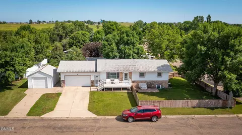 606 Cypress Dr, Beulah, ND 58523 photo 37